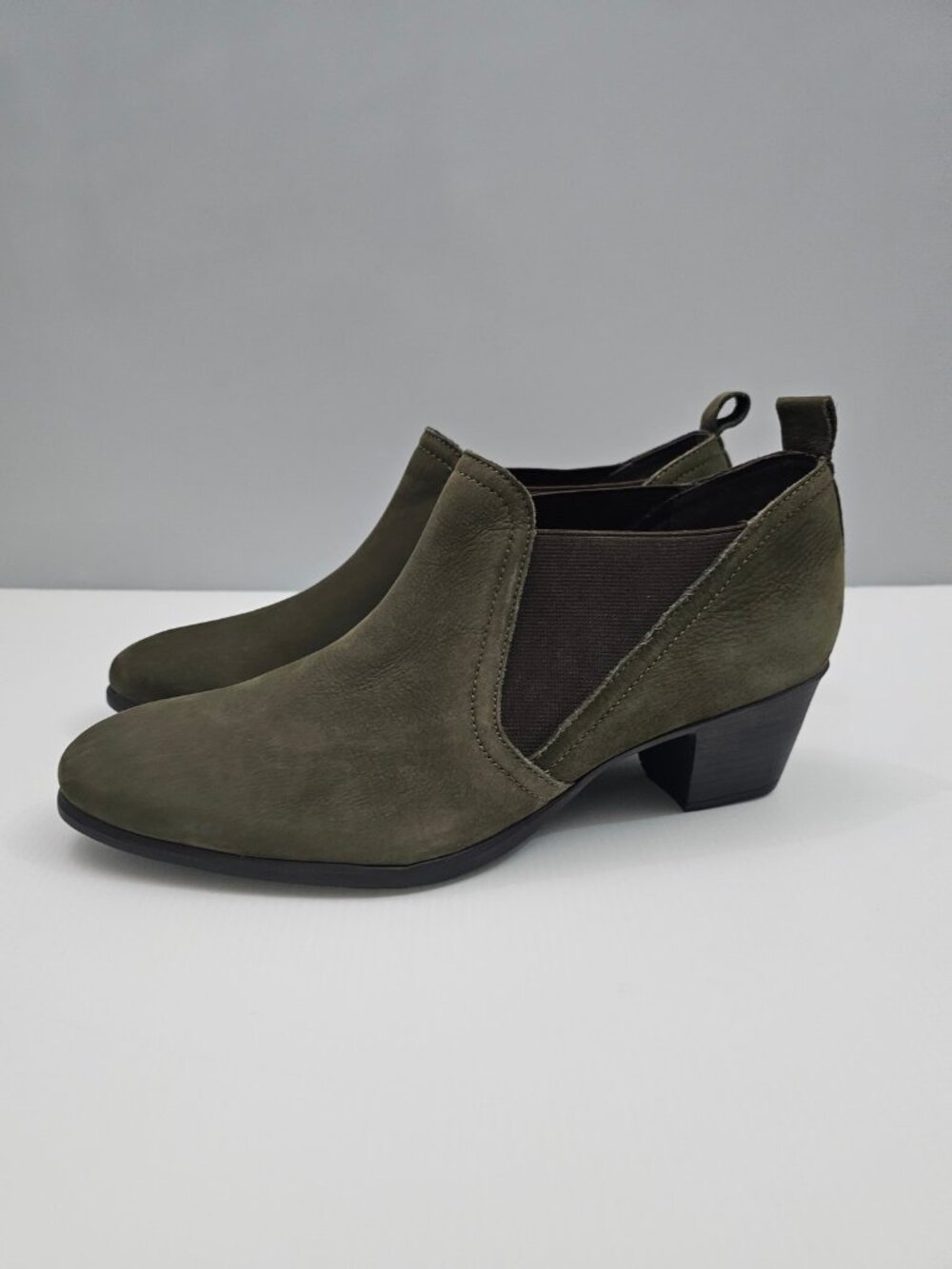 Munro Jessie Chelsea Ankle Bootie Womens 10 Herb Green Nubuck Leather Comfort